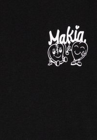 Svart t-skjorte med hvite tegneserie hjertefigurer og ordet "Makia." Designet inkluderer lekne detaljer og en jevn tekstur.