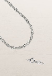 Silberne Kettenhalskette mit gedrehten Gliedern, ausgestattet mit einem sicheren Karabinerverschluss. Texturierte Oberfläche sorgt für visuelles Interesse.