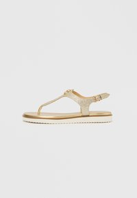 Σανδάλι τακούνι-σχοινάκι με χρυσή glitter επιφάνεια, ρυθμιζόμενο λουράκι στον αστράγαλο με πόρπη, επίπεδη σόλα και υφασμένη λευκή κάτω επιφάνεια. Απλός και λειτουργικός σχεδιασμός.