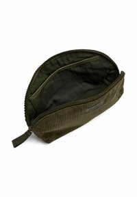 Olijfgroene corduroy tas met een ronde vorm, ritssluiting en binnenzak. Zachte textuur met een subtiel geribbeld patroon.