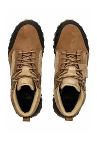 Botas de senderismo de ante marrón que cuentan con una suela de goma, ojales de metal y un collar acolchado. El diseño incluye acentos y texturas en negro contrastante.
