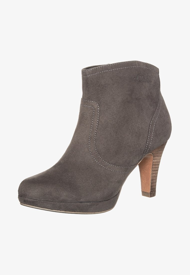 Stivaletto in suede grigio con punta leggermente arrotondata, tacco alto e dettagli di cucitura bianca. Presenta una texture liscia e un design strutturato.