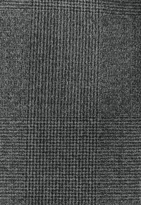 Tmavosivá látka s textúrovaným vzorom jemných vertikálnych a horizontálnych čiar tvoriacich subtílny mriežkový dizajn.