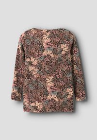 Langsleeve top met een donkerbruin bloemenpatroon met roze, perzik en blauwe bloemen. Zachte stof met een relaxte pasvorm en een ronde halslijn.