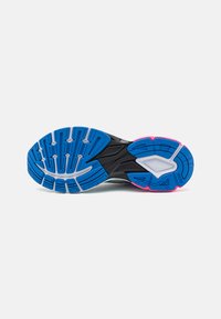 Suola di scarpe da corsa in gomma nera, blu e rosa, con modelli di presa testurizzati e un logo stampato prominente.