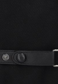 Czarna tkanina z subtelnym wzorem w jodełkę, z skórzanym paskiem z zatrzaskiem i metalowymi detalami klamry.