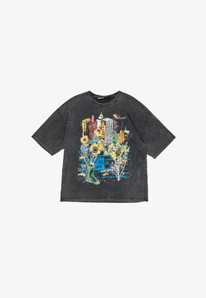 Must elav t-särk, millel on värviline graafika hoonetest, lillede ja rohelise saapaga. Kerge kulumine lisab tekstuuri.