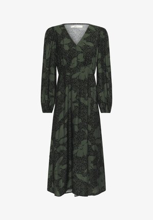 Zielona sukienka z dekoltem w serek, długimi rękawami i kwiatowym wzorem. Materiał ma teksturowany wygląd i zwiewną sylwetkę.