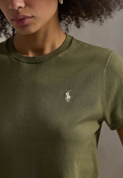 Πράσινο ελιάς πλεκτό βαμβακερό μπλουζάκι με κοντά μανίκια, με μικρό λευκό κεντημένο λογότυπο αλόγου στο αριστερό στήθος.