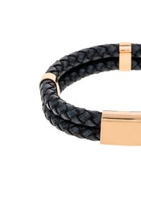 Bracciale in pelle nera intrecciata con accenti dorati. Presenta un design elegante e un dettaglio con chiusura magnetica rettangolare. Texture liscia in tutta la sua lunghezza.