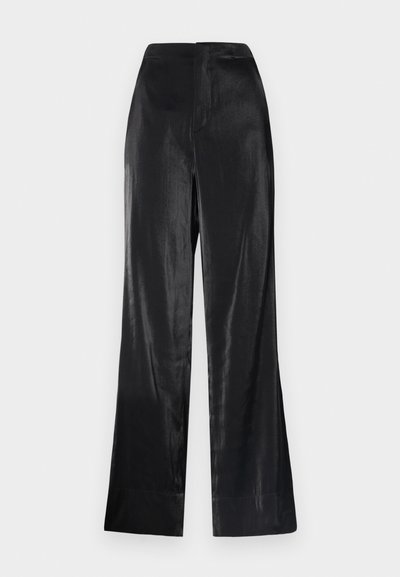 Μαύρο παντελόνι με φαρδιά πόδια, με λεία και γυαλιστερή υφή και καθαρό, μινιμαλιστικό σχεδιασμό. Διαθέτει ψηλή μέση και ίσια κοπή στο στρίφωμα.