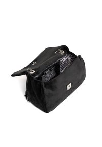 Schwarze Wildleder-Handtasche mit flacher, rechteckiger Form, silbernem Zubehör und gefüttertem Innenraum mit einem Muster, das Text enthält. Offen, um den Innenraum zu zeigen.