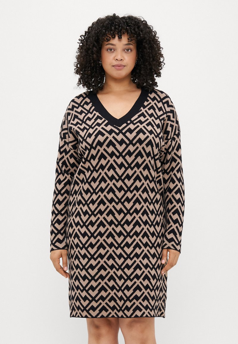 Rochie tricotată cu decolteu în V, mâneci lungi și un model geometric în culori negre și bej. Textură moale și croială lejeră.