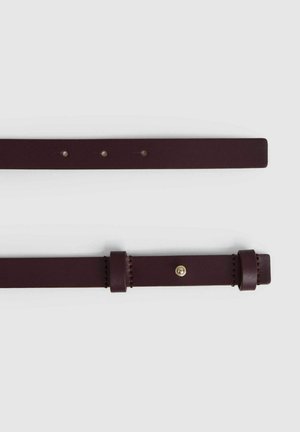 Ceinture en cuir bordeaux avec une texture lisse, trois trous d'ajustement et une fermeture à pression dorée sur une boucle. Design simple et minimaliste.