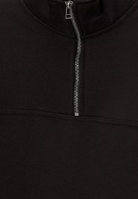Maglione nero con colletto alto e zip argentata. Realizzato in tessuto morbido con una superficie liscia, presenta un design a pannelli a contrasto.