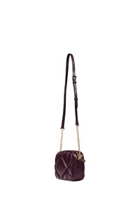 Borsa a tracolla in pelle viola con motivo trapuntato, tracolla regolabile e dettagli in catena dorata. Forma quadrata compatta con chiusura a zip.