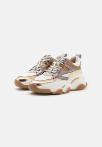 Des baskets imposantes avec un dessus en matériaux mélangés comportant des sections en bronze métallique, beige et blanc, une semelle intermédiaire blanche épaisse et une semelle extérieure en caoutchouc texturé.