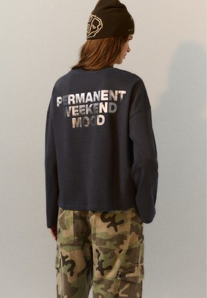 PULL&BEAR, OVERSIZE LONG SLEEVE WITH SLOGAN - T-SHIRT - T-shirt à manches longues - dark grey