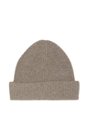Gorro de punto acanalado color marrón claro con puño doblado, mostrado sobre un fondo blanco.