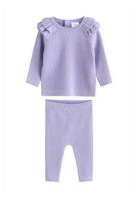 Top tricotat cu dungi mov pal, cu accente cu volane la umeri și colanți asortați cu dungi. Textură moale și croială lejeră pentru confort.