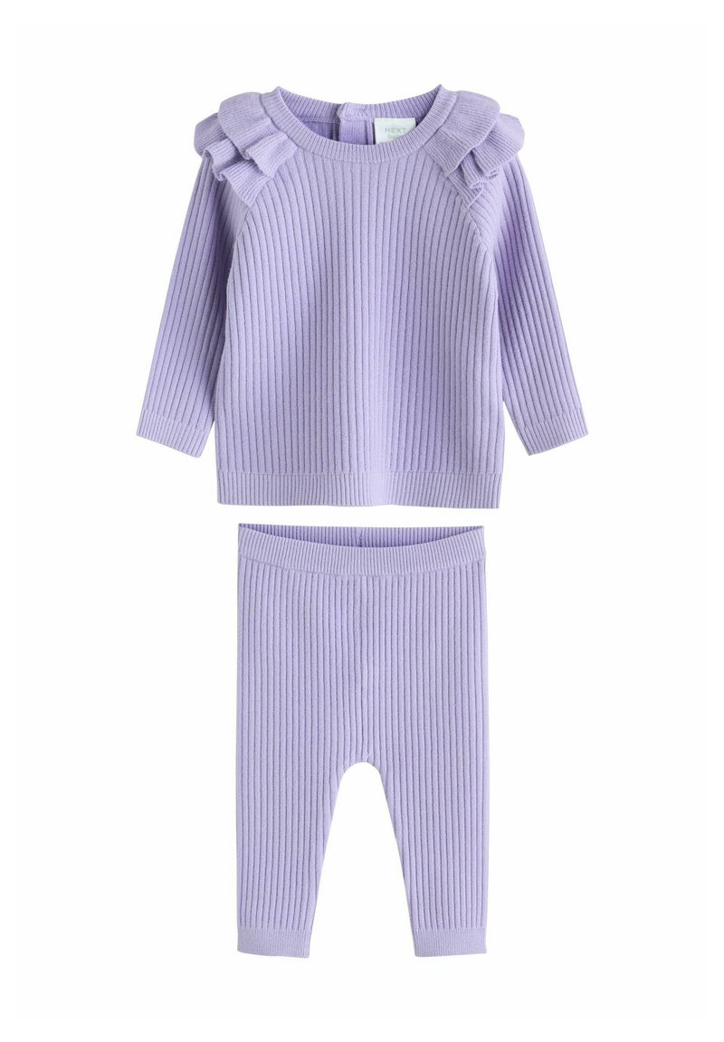 Top tricotat cu dungi mov pal, cu accente cu volane la umeri și colanți asorta�ți cu dungi. Textură moale și croială lejeră pentru confort.