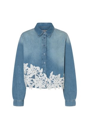 Hellblaues Jeanshemd mit langen Ärmeln, vorne mit Knöpfen und weißer floraler Spitzenstickerei am unteren Saum.