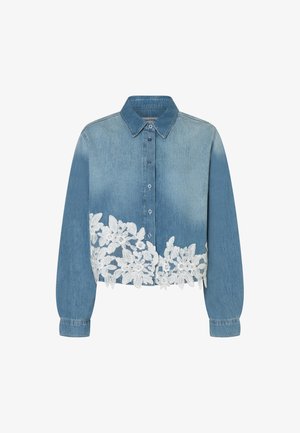 Hellblaues Jeanshemd mit langen Ärmeln, vorne mit Knöpfen und weißer floraler Spitzenstickerei am unteren Saum.