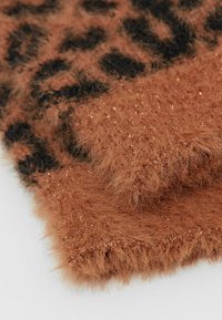 Flausches, braunes Gewebe mit einem Leopardenmuster in Schwarz. Die Textur wirkt weich, mit glitzernden Akzenten, die eingearbeitet sind.