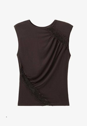 Haut sans manches marron foncé avec des accents en dentelle diagonale près de l'épaule et du bas côté, présentant de légers détails de tissu drapé.