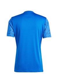 Blaues Sportshirt mit kurzen Ärmeln, das einen einfarbigen Körper und einen gemusterten Schulterbereich aufweist. Hergestellt aus glattem, leichtem Material.