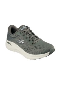 Zapatilla deportiva gris con parte superior de malla, diseño texturizado y suela blanca acolchada. Presenta cordones grises y un logotipo reflectante en el costado.