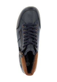 Baskets en cuir bleu avec texture, accents en daim brun contrastants, lacets noirs, fermeture éclair sur le côté et semelle texturée. Rembourrage visible à l'intérieur.