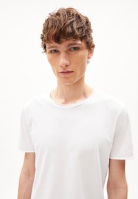 ARMEDANGELS JAAMES BRUSHED - T-Shirt basic - white