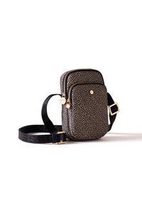 Borsa a tracolla compatta in materiale texure a ciottoli nero e beige, presenta due scomparti con zip e dettagli in oro.