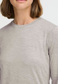 Hellgraues Langarm-T-Shirt aus weichem Stoff, mit rundem Ausschnitt und dezentem 'North Bend'-Logo auf der Vorderseite. Glatte Textur.