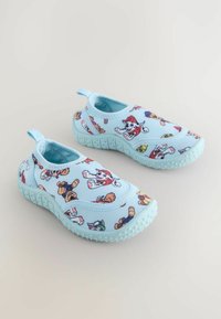 Bottines pour enfants bleu clair à enfiler avec des semelles texturées, présentant des personnages de chiens de dessin animé vêtus de costumes rouges, jaunes et verts imprimés sur le tissu.