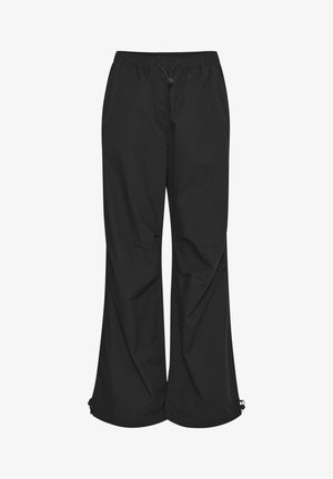 Czarne, lekkie spodnie z elastycznym paskiem w talii i regulowanym sznurkiem. Posiadają szeroką nogawkę i ściągacze na mankietach.