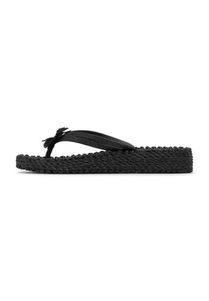 Zwarte geweven teenslipper met dikke textuurzool en decoratieve strik op het bandje tussen de tenen, in profiel getoond op een witte achtergrond.