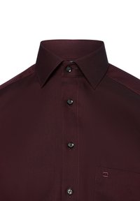 Camicia button-up borgogna con un motivo texture, colletto classico e bottoni neri. Presenta una tasca discreta sul lato sinistro.