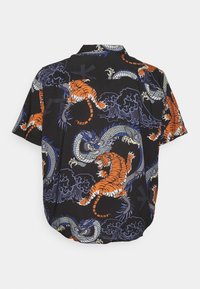 Sort kortærmet skjorte med orange tiger og blå drage mønstre, prydet med stiliserede skyer i en løs, afslappet pasform.