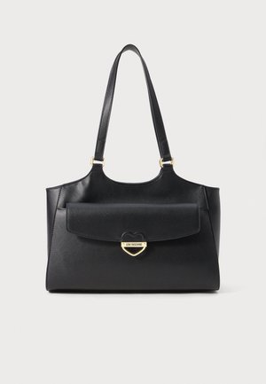 Bolso de hombro de cuero negro con doble asa, bolsillo frontal con solapa y cierre dorado en forma de corazón grabado con "Love Moschino".