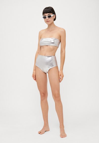 Set de bikini metalic argintiu, cu top bandeau fără bretele și fund tip high-waisted. Textură netedă cu un finisaj lucios.