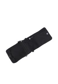 Portafoglio in tessuto nero con una tasca a rete, molteplici scomparti con zip, chiusura a bottone a pressione e una forma rettangolare elegante.
