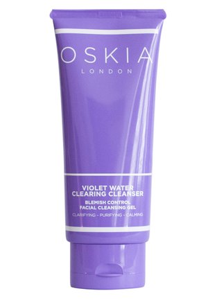 Tube violet de nettoyant facial OSKIA London Violet Water Clearing Cleanser, un gel nettoyant pour le visage au contrôle des imperfections, étiqueté clarifiant, purifiant et apaisant.