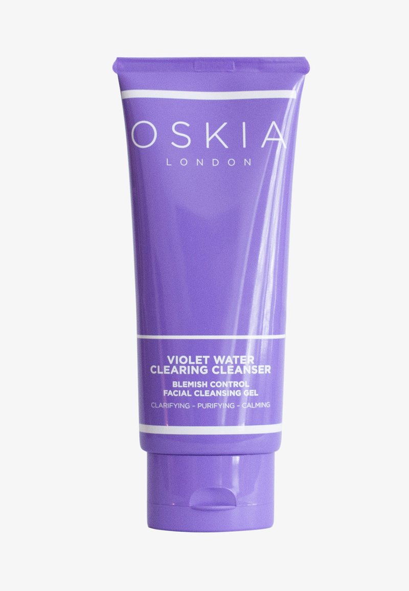 Tube violet de nettoyant facial OSKIA London Violet Water Clearing Cleanser, un gel nettoyant pour le visage au contrôle des imperfections, étiqueté clarifiant, purifiant et apaisant.
