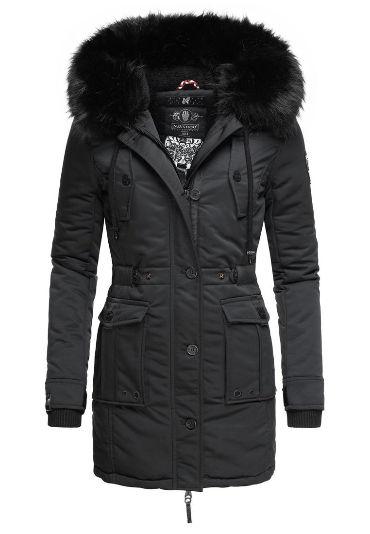 Parka nera isolata con cappuccio in pelliccia sintetica, chiusura con zip e bottoni, quattro tasche esterne e polsini elasticizzati. Tessuto testurizzato.