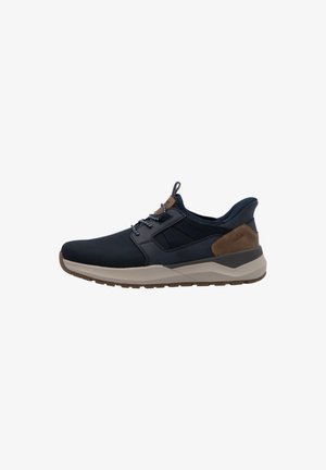 Marineblaue Sportschuhe aus Mesh- und Synthetikmaterialien, mit Gummisohle, strukturierten Akzenten und flachen Schnürsenkeln sowie einem Detail aus braunem Leder an der Ferse.