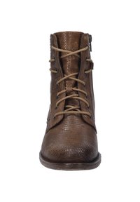 Botas de tobillo de cuero texturizado marrón con un sistema de lazado frontal, detalle de cremallera y suela plana de goma. Presenta un patrón de piel de reptil.