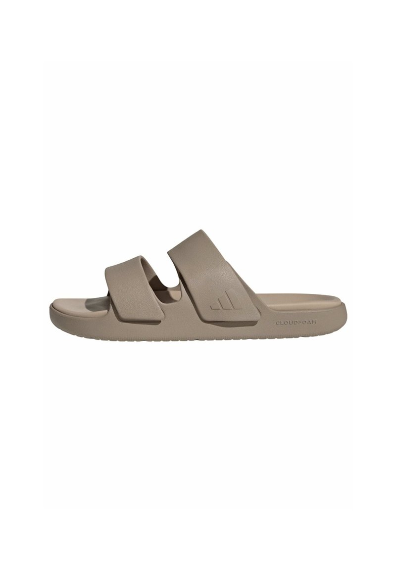 Cloudfoam slide sandaler, beige, med to brede stropper, en polstret fodseng og en struktureret sål for bedre greb. Simpelt, glat design.