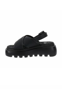 Zwarte rubberen sandalen met een intersecterend bandontwerp en een gestructureerde, geprofileerde zool met een dikke, geribbelde platform voor grip.